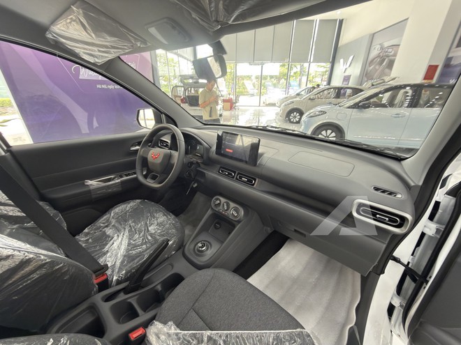 Soi MPV điện Wuling Grango vừa về đại lý: Xe 7 chỗ giá 499 triệu, cỡ mâm độc lạ, sạc 30 phút được 80% pin - Ảnh 5.