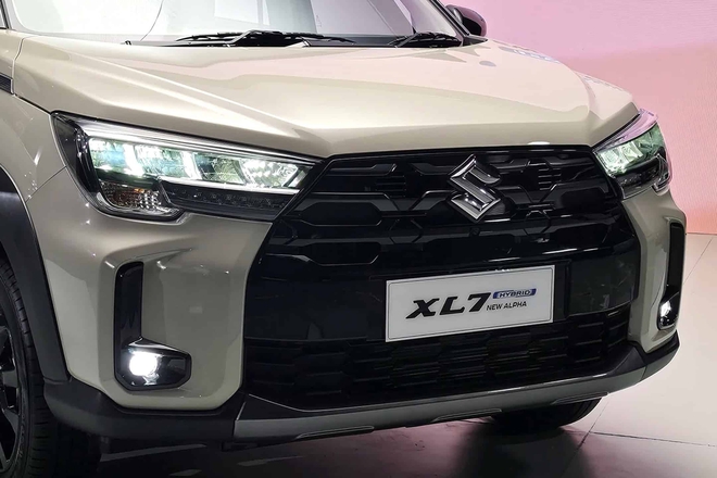 Suzuki XL7 2026 lộ diện ho&agrave;n to&agrave;n: Mặt ca lăng &lsquo;khổng lồ&rsquo;, m&acirc;m mới, dễ sớm ra mắt Việt Nam với &iacute;t nhất 2 bản, cạnh tranh Xpander, Stargazer - Ảnh 9.