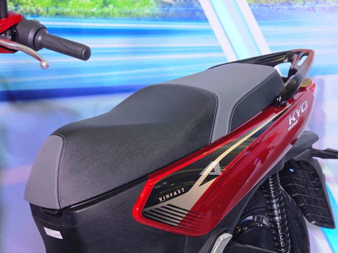 VinFast ra mắt bộ đôi Kinet và Kyo: Cốp rộng hơn SH Mode, Smart Key, chạy tới 160km/sạc, có thể đổi pin - Ảnh 12.