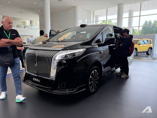 Xem thực tế MPV cỡ Toyota Alphard sắp về Việt Nam: Gi&aacute; quy đổi hơn 1,7 tỷ đồng, c&oacute; ghế thương gia, tủ lạnh, PHEV chạy điện 170km - Ảnh 2.