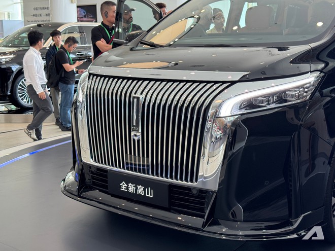 Xem thực tế MPV cỡ Toyota Alphard sắp về Việt Nam: Gi&aacute; quy đổi hơn 1,7 tỷ đồng, c&oacute; ghế thương gia, tủ lạnh, PHEV chạy điện 170km - Ảnh 8.