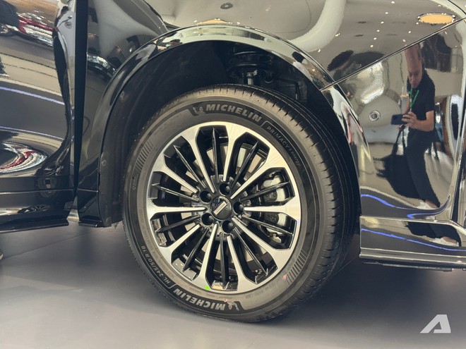 Xem thực tế MPV cỡ Toyota Alphard sắp về Việt Nam: Gi&aacute; quy đổi hơn 1,7 tỷ đồng, c&oacute; ghế thương gia, tủ lạnh, PHEV chạy điện 170km - Ảnh 10.