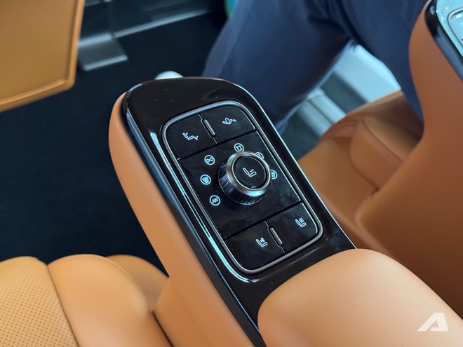 Xem thực tế MPV cỡ Toyota Alphard sắp về Việt Nam: Gi&aacute; quy đổi hơn 1,7 tỷ đồng, c&oacute; ghế thương gia, tủ lạnh, PHEV chạy điện 170km - Ảnh 14.