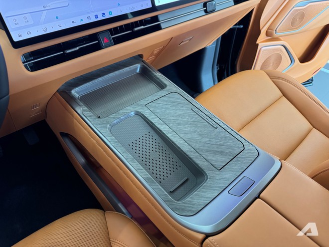 Xem thực tế MPV cỡ Toyota Alphard sắp về Việt Nam: Gi&aacute; quy đổi hơn 1,7 tỷ đồng, c&oacute; ghế thương gia, tủ lạnh, PHEV chạy điện 170km - Ảnh 12.