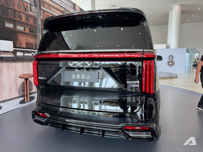 Xem thực tế MPV cỡ Toyota Alphard sắp về Việt Nam: Gi&aacute; quy đổi hơn 1,7 tỷ đồng, c&oacute; ghế thương gia, tủ lạnh, PHEV chạy điện 170km - Ảnh 3.