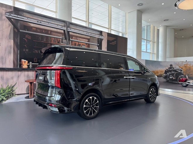Xem thực tế MPV cỡ Toyota Alphard sắp về Việt Nam: Gi&aacute; quy đổi hơn 1,7 tỷ đồng, c&oacute; ghế thương gia, tủ lạnh, PHEV chạy điện 170km - Ảnh 4.