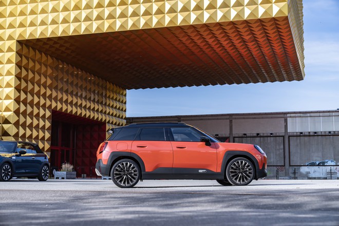 MINI Aceman ra mắt Việt Nam: Gi&aacute; 2,419 tỷ đồng, d&agrave;i ngang SUV cỡ A, chạy điện hơn 400km/sạc - Ảnh 4.