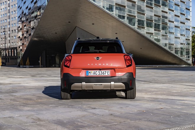 MINI Aceman ra mắt Việt Nam: Gi&aacute; 2,419 tỷ đồng, d&agrave;i ngang SUV cỡ A, chạy điện hơn 400km/sạc - Ảnh 3.