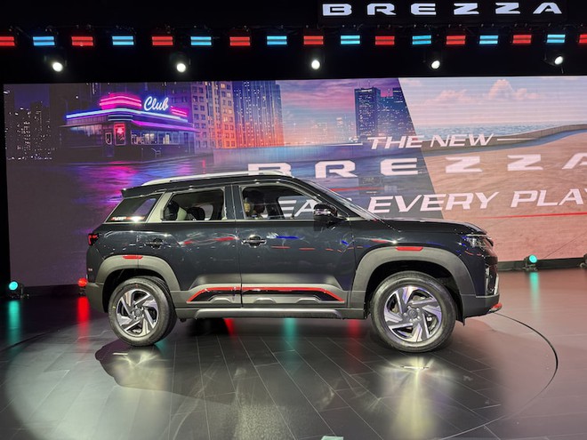 Suzuki Brezza 2026 ra mắt: Gi&aacute; quy đổi từ hơn 200 triệu đồng, th&ecirc;m hơn 13 t&iacute;nh năng, m&aacute;y tăng &aacute;p, anh em c&ugrave;ng cỡ Fronx nhưng &iacute;t ADAS hơn - Ảnh 4.
