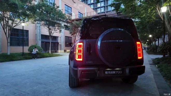 Ảnh thực tế SUV Geely mới d&aacute;ng như Defender, mạnh hơn 1.100hp, lội nước 800mm, c&oacute; hơn 50 chỗ chờ lắp phụ kiện địa h&igrave;nh - Ảnh 4.