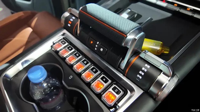 Ảnh thực tế SUV Geely mới d&aacute;ng như Defender, mạnh hơn 1.100hp, lội nước 800mm, c&oacute; hơn 50 chỗ chờ lắp phụ kiện địa h&igrave;nh - Ảnh 8.