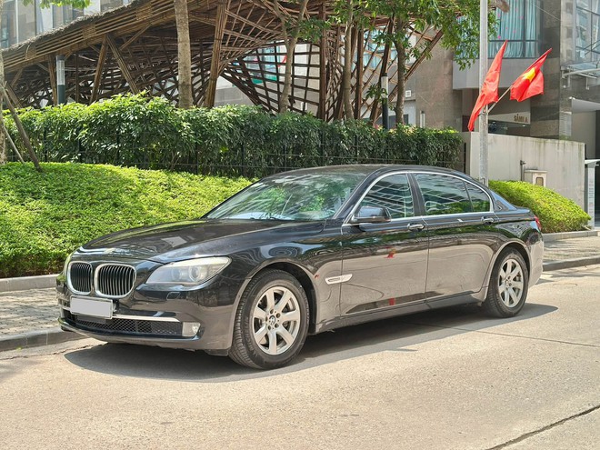 Chiếc BMW 730Li gi&aacute; 440 triệu đồng n&agrave;y sẽ khiến người d&ugrave;ng phải c&acirc;n nhắc thay v&igrave; mua Toyota Camry 13 năm tuổi - Ảnh 1.