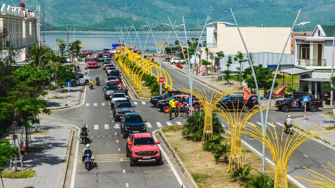 350 chiếc b&aacute;n tải từ 3 miền đổ về Huế: Nhiều thử th&aacute;ch off-road, b&agrave;i học cứu hộ chuẩn tr&ecirc;n b&atilde;i biển Lăng C&ocirc; - Ảnh 1.