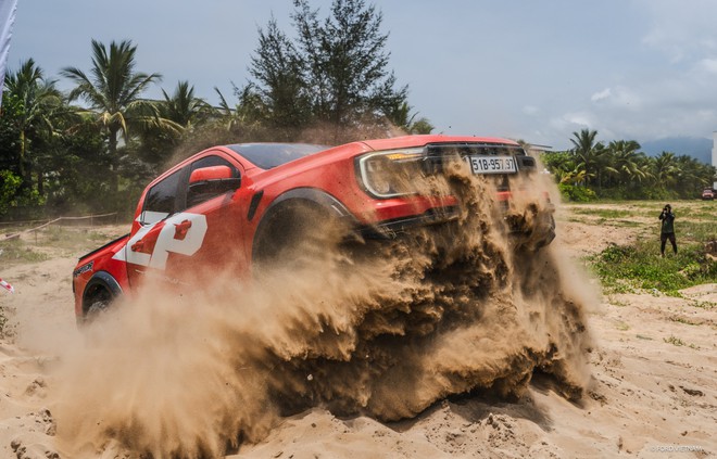 350 chiếc b&aacute;n tải từ 3 miền đổ về Huế: Nhiều thử th&aacute;ch off-road, b&agrave;i học cứu hộ chuẩn tr&ecirc;n b&atilde;i biển Lăng C&ocirc; - Ảnh 4.