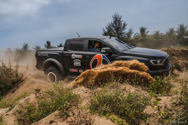 350 chiếc b&aacute;n tải từ 3 miền đổ về Huế: Nhiều thử th&aacute;ch off-road, b&agrave;i học cứu hộ chuẩn tr&ecirc;n b&atilde;i biển Lăng C&ocirc; - Ảnh 5.