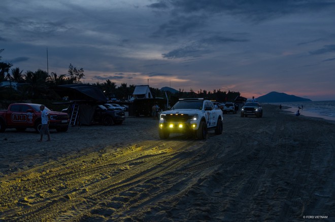 350 chiếc b&aacute;n tải từ 3 miền đổ về Huế: Nhiều thử th&aacute;ch off-road, b&agrave;i học cứu hộ chuẩn tr&ecirc;n b&atilde;i biển Lăng C&ocirc; - Ảnh 16.