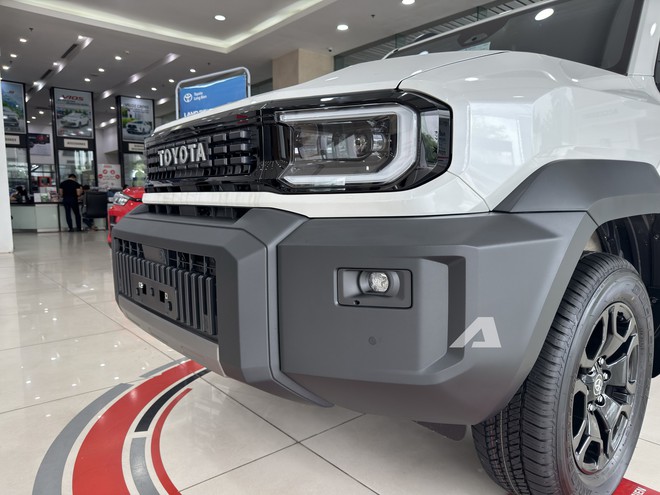 Ảnh thực tế Toyota Land Cruiser FJ gi&aacute; 1,198 tỷ đồng tại Việt Nam: Giống Prado mini, m&aacute;y xăng 2.7L, đầy đủ ADAS - Ảnh 11.