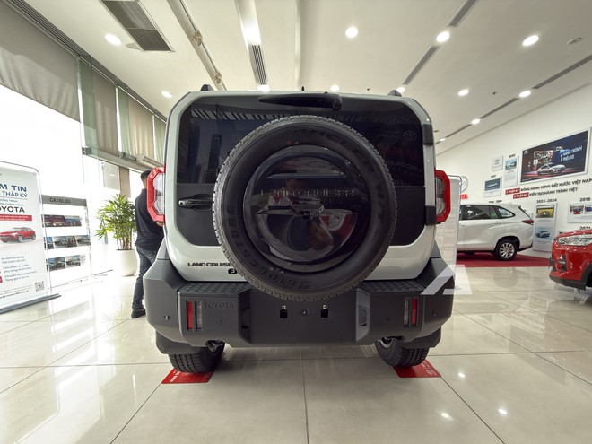 Ảnh thực tế Toyota Land Cruiser FJ gi&aacute; 1,198 tỷ đồng tại Việt Nam: Giống Prado mini, m&aacute;y xăng 2.7L, đầy đủ ADAS - Ảnh 14.