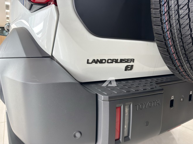 Ảnh thực tế Toyota Land Cruiser FJ gi&aacute; 1,198 tỷ đồng tại Việt Nam: Giống Prado mini, m&aacute;y xăng 2.7L, đầy đủ ADAS - Ảnh 15.