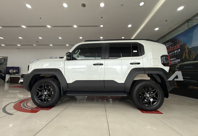 Ảnh thực tế Toyota Land Cruiser FJ gi&aacute; 1,198 tỷ đồng tại Việt Nam: Giống Prado mini, m&aacute;y xăng 2.7L, đầy đủ ADAS - Ảnh 3.