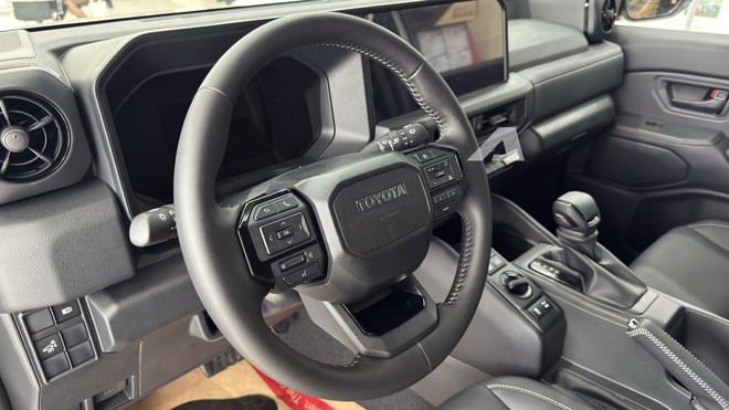 Ảnh thực tế Toyota Land Cruiser FJ gi&aacute; 1,198 tỷ đồng tại Việt Nam: Giống Prado mini, m&aacute;y xăng 2.7L, đầy đủ ADAS - Ảnh 6.