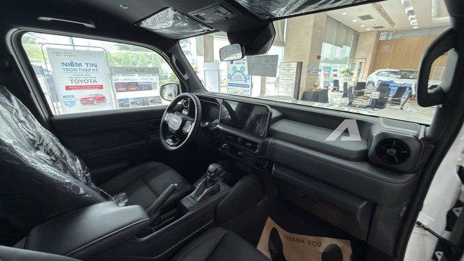Ảnh thực tế Toyota Land Cruiser FJ gi&aacute; 1,198 tỷ đồng tại Việt Nam: Giống Prado mini, m&aacute;y xăng 2.7L, đầy đủ ADAS - Ảnh 16.