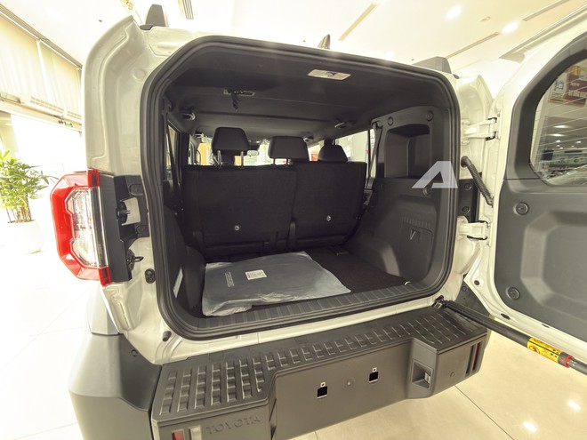Ảnh thực tế Toyota Land Cruiser FJ gi&aacute; 1,198 tỷ đồng tại Việt Nam: Giống Prado mini, m&aacute;y xăng 2.7L, đầy đủ ADAS - Ảnh 8.