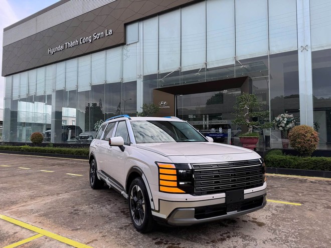 Hyundai Palisade Hybrid bản 'base' c&oacute; mặt ở đại l&yacute;: Gi&aacute; dự kiến 1,5 tỷ, rẻ hơn bản 'full' của Everest, c&oacute; đủ ADAS - Ảnh 1.