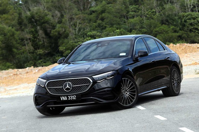 Đại l&yacute; b&aacute;o Mercedes-Benz E-Class sắp th&ecirc;m bản PHEV tại Việt Nam: Gi&aacute; tạm t&iacute;nh gần 3,4 tỷ đồng, chạy 100km kh&ocirc;ng cần xăng, tăng sức cạnh tranh 5 Series - Ảnh 5.