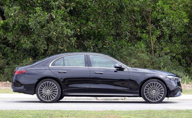 Đại l&yacute; b&aacute;o Mercedes-Benz E-Class sắp th&ecirc;m bản PHEV tại Việt Nam: Gi&aacute; tạm t&iacute;nh gần 3,4 tỷ đồng, chạy 100km kh&ocirc;ng cần xăng, tăng sức cạnh tranh 5 Series - Ảnh 6.