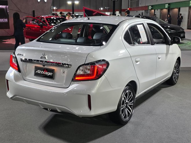 Ảnh thực tế Mitsubishi Attrage gi&aacute; quy đổi từ 445 triệu đồng, b&aacute;n gần s&aacute;t Việt Nam: mặt trước hầm hố, c&oacute; ADAS cạnh tranh Accent - Ảnh 3.