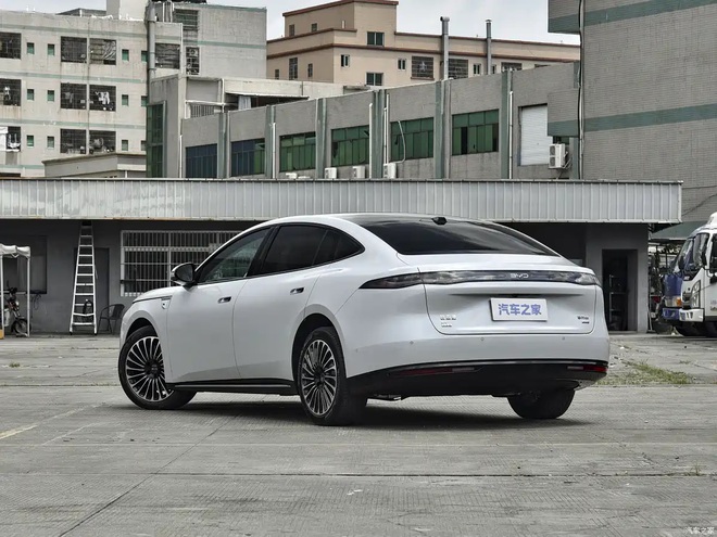 BYD Seal 08 ra mắt: Giá quy đổi từ 762 triệu đồng, tăng tốc ngang siêu xe, bản PHEV đầy bình chạy gần 1.700km - Ảnh 3.
