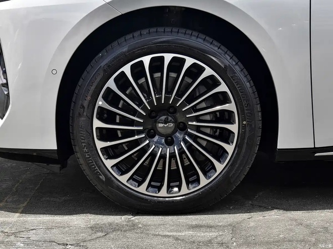 BYD Seal 08 ra mắt: Giá quy đổi từ 762 triệu đồng, tăng tốc ngang siêu xe, bản PHEV đầy bình chạy gần 1.700km - Ảnh 5.