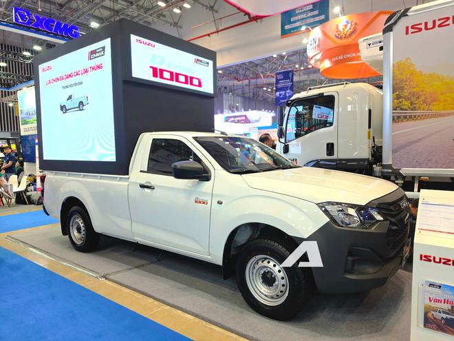 Xem thực tế Isuzu D-Max bản rẻ nhất vừa ra mắt Việt Nam: Gương chỉnh 'cơm' hoàn toàn, mâm cùng kích thước Kia Morning, lái xe tập trung hơn vì thiếu một trang bị quen thuộc trên nhiều xe bán tải - Ảnh 2.