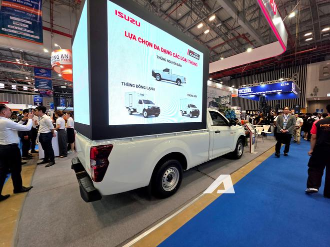 Xem thực tế Isuzu D-Max bản rẻ nhất vừa ra mắt Việt Nam: Gương chỉnh 'cơm' hoàn toàn, mâm cùng kích thước Kia Morning, lái xe tập trung hơn vì thiếu một trang bị quen thuộc trên nhiều xe bán tải - Ảnh 3.