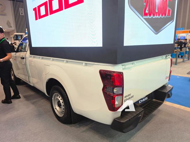 Xem thực tế Isuzu D-Max bản rẻ nhất vừa ra mắt Việt Nam: Gương chỉnh 'cơm' hoàn toàn, mâm cùng kích thước Kia Morning, lái xe tập trung hơn vì thiếu một trang bị quen thuộc trên nhiều xe bán tải - Ảnh 4.