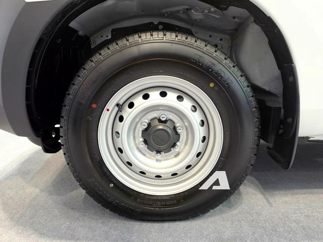 Xem thực tế Isuzu D-Max bản rẻ nhất vừa ra mắt Việt Nam: Gương chỉnh 'cơm' hoàn toàn, mâm cùng kích thước Kia Morning, lái xe tập trung hơn vì thiếu một trang bị quen thuộc trên nhiều xe bán tải - Ảnh 6.