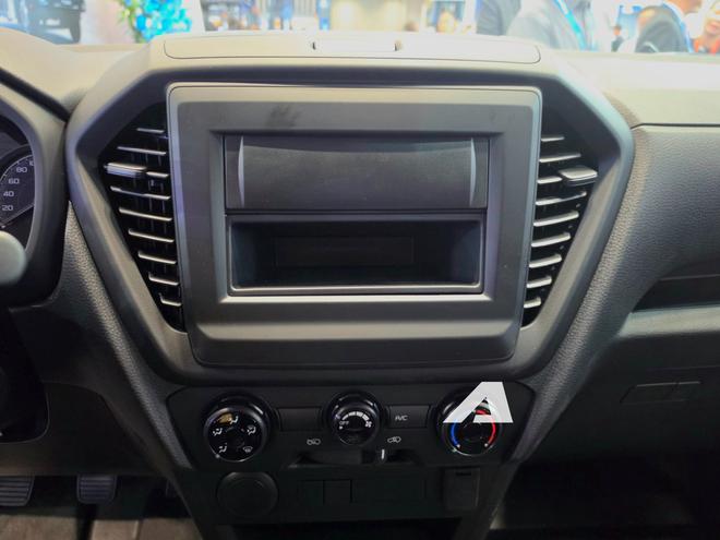 Xem thực tế Isuzu D-Max bản rẻ nhất vừa ra mắt Việt Nam: Gương chỉnh 'cơm' hoàn toàn, mâm cùng kích thước Kia Morning, lái xe tập trung hơn vì thiếu một trang bị quen thuộc trên nhiều xe bán tải - Ảnh 8.