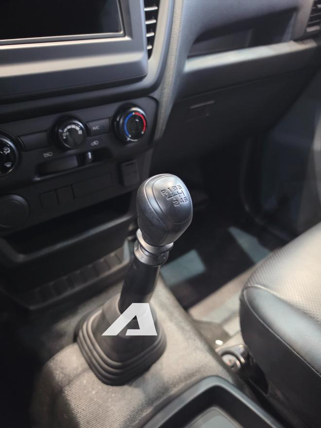 Xem thực tế Isuzu D-Max bản rẻ nhất vừa ra mắt Việt Nam: Gương chỉnh 'cơm' hoàn toàn, mâm cùng kích thước Kia Morning, lái xe tập trung hơn vì thiếu một trang bị quen thuộc trên nhiều xe bán tải - Ảnh 13.