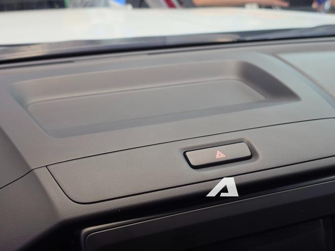 Xem thực tế Isuzu D-Max bản rẻ nhất vừa ra mắt Việt Nam: Gương chỉnh 'cơm' hoàn toàn, mâm cùng kích thước Kia Morning, lái xe tập trung hơn vì thiếu một trang bị quen thuộc trên nhiều xe bán tải - Ảnh 12.