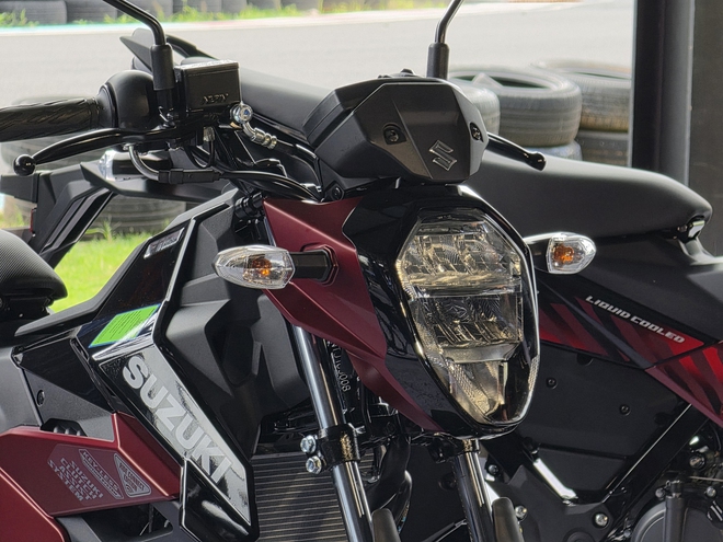 Suzuki Satria 2026 ra mắt Việt Nam: Gi&aacute; từ 54,5 triệu, nhiều n&acirc;ng cấp về kiểu d&aacute;ng, trang bị, kết nối điện thoại, cạnh tranh Exciter, Winner - Ảnh 12.