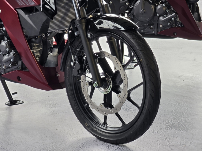 Suzuki Satria 2026 ra mắt Việt Nam: Gi&aacute; từ 54,5 triệu, nhiều n&acirc;ng cấp về kiểu d&aacute;ng, trang bị, kết nối điện thoại, cạnh tranh Exciter, Winner - Ảnh 8.