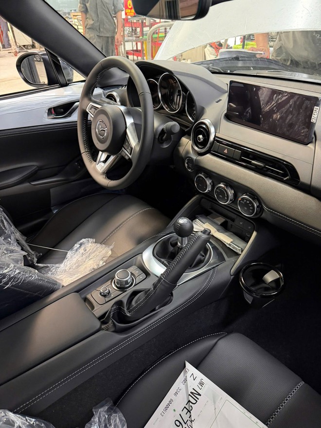 Cường ‘Đô la’ sắm Mazda MX-5 số sàn giá hơn 1,3 tỷ đồng vừa ra mắt Việt Nam? - Ảnh 7.
