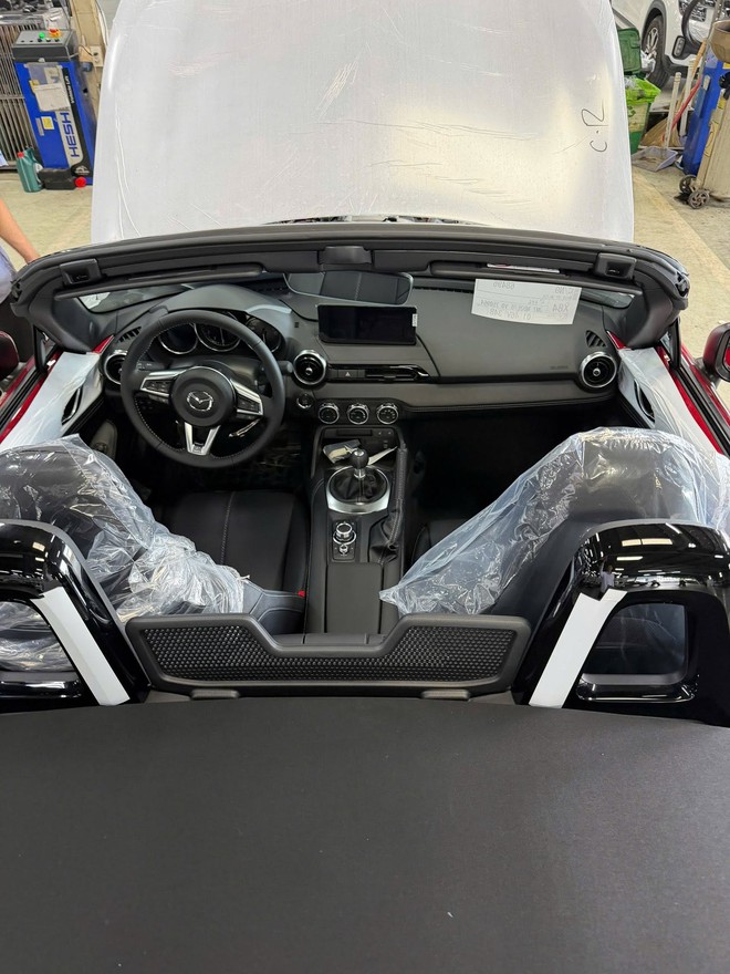 Cường ‘Đô la’ sắm Mazda MX-5 số sàn giá hơn 1,3 tỷ đồng vừa ra mắt Việt Nam? - Ảnh 6.