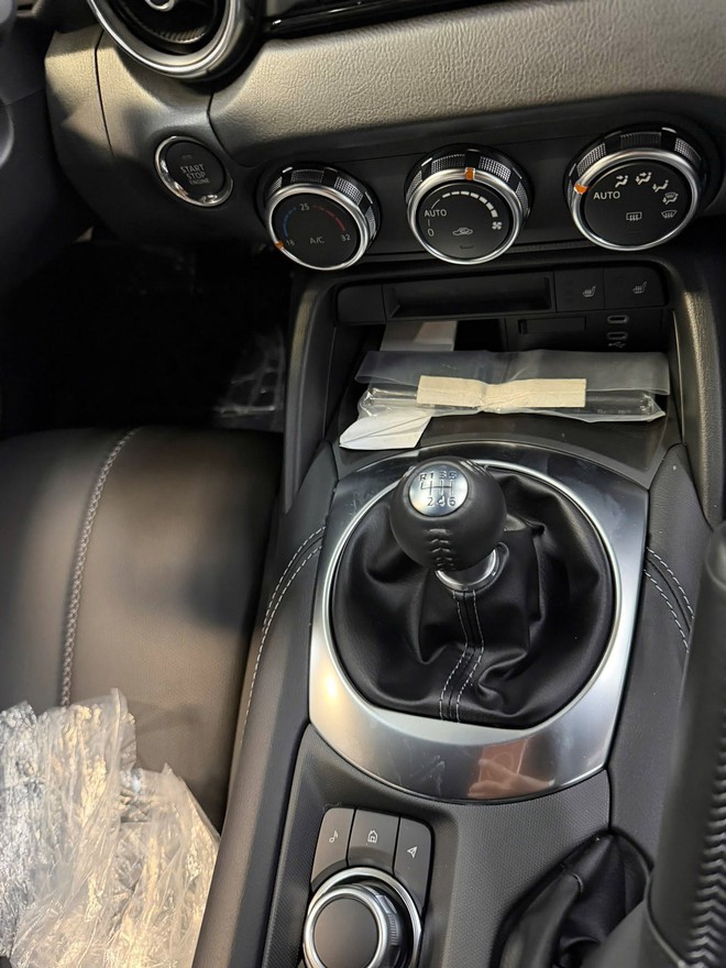 Cường ‘Đô la’ sắm Mazda MX-5 số sàn giá hơn 1,3 tỷ đồng vừa ra mắt Việt Nam? - Ảnh 8.