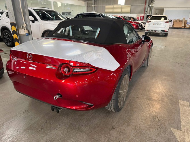 Cường ‘Đô la’ sắm Mazda MX-5 số sàn giá hơn 1,3 tỷ đồng vừa ra mắt Việt Nam? - Ảnh 4.