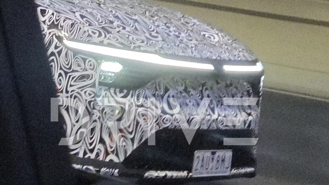 SUV Mitsubishi mới lạ lộ diện: Thiết kế giống hệt xe của nh&agrave; sản xuất iPhone, c&ugrave;ng cỡ Xforce, động cơ điện c&oacute; thể chạy hơn 500km/sạc - Ảnh 2.