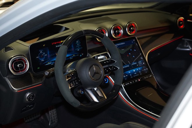 H&agrave;ng hiếm Mercedes-AMG C 63 mới 100% giảm cả tỷ đồng: Chỉ c&oacute; 5 chiếc tại VN, kh&oacute; 'đụng h&agrave;ng' với C-Class tr&ecirc;n đường, m&aacute;y 2.0L mạnh gần 700 m&atilde; - Ảnh 7.