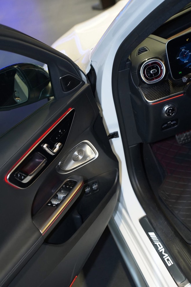 H&agrave;ng hiếm Mercedes-AMG C 63 mới 100% giảm cả tỷ đồng: Chỉ c&oacute; 5 chiếc tại VN, kh&oacute; 'đụng h&agrave;ng' với C-Class tr&ecirc;n đường, m&aacute;y 2.0L mạnh gần 700 m&atilde; - Ảnh 8.