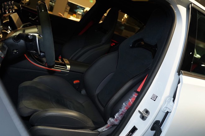 H&agrave;ng hiếm Mercedes-AMG C 63 mới 100% giảm cả tỷ đồng: Chỉ c&oacute; 5 chiếc tại VN, kh&oacute; 'đụng h&agrave;ng' với C-Class tr&ecirc;n đường, m&aacute;y 2.0L mạnh gần 700 m&atilde; - Ảnh 9.